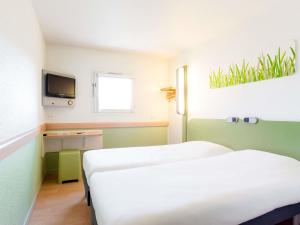 Una cama o camas en una habitación de ibis Budget Pau Est