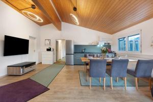 a kitchen with a table and chairs and a television at Motel Ambiente - 4 Zimmer, 2 Bäder in Bad Säckingen