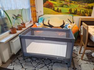 Wohnung 416, Am Kurpark 3, 38700 Braunlage في برونلاغ: غرفة نوم مع سرير مع مكتب ونافذة