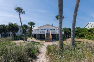 een huis aan het strand met palmbomen bij Beach Blessing in Edisto Island