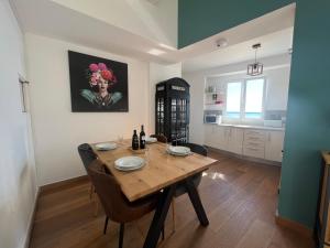 casa do cesar في ألبوفيرا: مطبخ وغرفة طعام مع طاولة خشبية +11 صورة