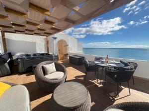 casa do cesar في ألبوفيرا: فناء مع طاولة وكراسي والمحيط