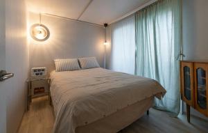 een slaapkamer met een bed en een klok aan de muur bij Sogonhanzip in Seoul