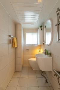 een witte badkamer met een wastafel en een spiegel bij Sogonhanzip in Seoul