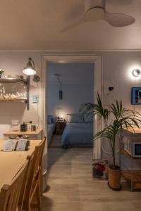 een woonkamer met een slaapkamer en een bed bij Sogonhanzip in Seoul