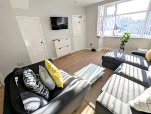 Et tv og/eller underholdning på 3 bedroom, 3 en-suite modern home