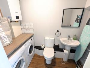 Et badeværelse på 3 bedroom, 3 en-suite modern home + 18 billeder