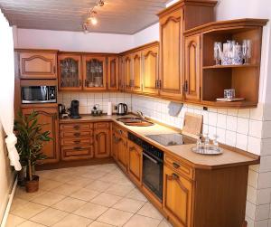 Kuchyň nebo kuchyňský kout v ubytování Ferienwohnung Ferienhaus Wörrstadt + 16 fotografií