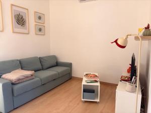 un soggiorno con un divano blu e un tavolo di Villa Clara - Comfort e natura nel cuore di Sambuca a Sambuca di Sicilia