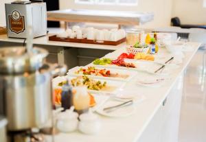 Luna Hut Resort في هوا هين: بوفيه مع عدة أطباق من الطعام على طاولة