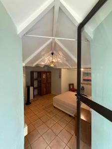 Postel nebo postele na pokoji v ubytování The Beach Bungalows Tamarindo- Adults Only + 51 fotografií