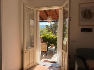 una porta aperta che conduce a un patio con vista di Villa Clara - Comfort e natura nel cuore di Sambuca a Sambuca di Sicilia