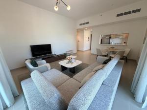 Μια τηλεόραση ή/και κέντρο ψυχαγωγίας στο 1BR Yas Golf Collection, short walk to Water Park