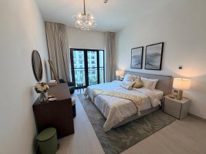 Ένα ή περισσότερα κρεβάτια σε δωμάτιο στο 1BR Yas Golf Collection, short walk to Water Park +31 φωτογραφίες