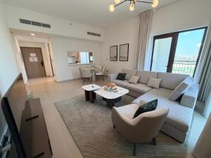 Χώρος καθιστικού στο 1BR Yas Golf Collection, short walk to Water Park
