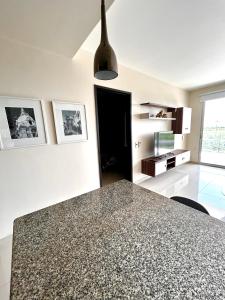 Apartamento Cartagena في كارتاهينا دي اندياس: مطبخ مع كونتر من الجرانيت في الغرفة