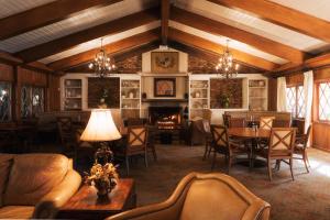 南派恩斯Pine Needles Lodge的带壁炉、桌椅的客厅