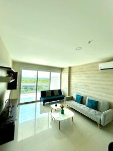 Apartamento Cartagena في كارتاهينا دي اندياس: غرفة معيشة مع أريكة وطاولة