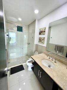 Apartamento Cartagena في كارتاهينا دي اندياس: حمام مع مرحاض ومغسلة ودش
