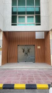 un edificio con due porte sul lato di شقة فاخرة بحي الوزارات a Riyad