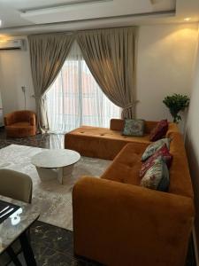 Résidence Diba في داكار: غرفة معيشة بها سريرين وأريكة