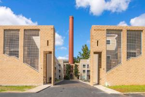 due edifici in mattoni con porte aperte di fronte a una fabbrica di Riverfront Condo Walk Downtown Pool Parking a Nashville