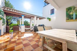 een eetkamer met een houten tafel in een huis bij Algarve 3-Bedroom Villa w Pool, Beaches & Golf in Tavira