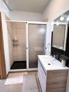 une salle de bain avec douche et lavabo dans l'établissement Bravas House 1, à Tábua 11 autres photos