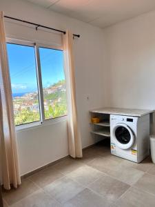 - un lave-linge dans une chambre avec fenêtre dans l'établissement Bravas House 1, à Tábua