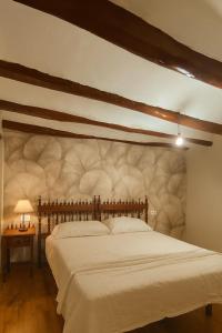 ein Schlafzimmer mit einem großen weißen Bett in einem Zimmer in der Unterkunft Cielos de Celadas in Celadas