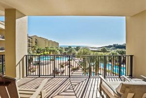 Бассейн в Sanctuary by the Sea 2110 by Newman-Dailey или поблизости