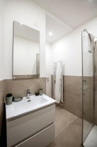 un baño con lavabo y espejo en PrimeLoft Cathedral-Exclusive Suite, en Ferrara