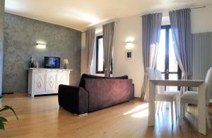 un soggiorno con divano e tavolo di Flat 81 a La Spezia
