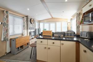 een keuken met witte kasten en een aanrechtblad bij Host & Stay - Leon's Retreat in Cresswell