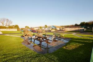 een park met picknicktafels in het gras bij Host & Stay - Leon's Retreat in Cresswell