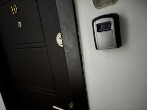 eine Tür mit einer Uhr auf der Seite in der Unterkunft Apartament în Caransebeș in Caransebeş