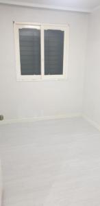 Una puerta de garaje blanca con dos ventanas. en Private Family Home 3, en Seúl 3 fotos más