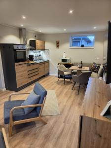 Cozy Luhe Cottage في بيسبينغين: غرفة معيشة مع مطبخ وغرفة طعام