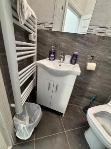 un baño con lavabo e inodoro en Modern Studio - Central Location - Parking & Wi-Fi, en Bolton