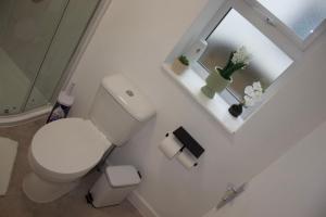 Koupelna v ubytování Calm 1-Bedroom Apartment + 7 fotografií