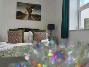 Postel nebo postele na pokoji v ubytování Calm 1-Bedroom Apartment