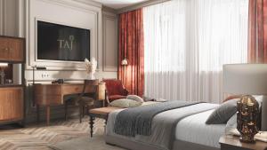 een slaapkamer met een bed, een bureau en een computer bij Taj Hessischer Hof, Frankfurt in Frankfurt am Main