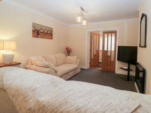 een woonkamer met een bed en een bank bij Mables in Silloth