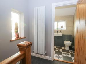een badkamer met toilet en wastafel bij Mables in Silloth +38 foto's