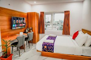 Una cama o camas en una habitación de Keerthis Comforts - Airport pick up or Drop INR 449