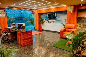 Una televisión o centro de entretenimiento en Keerthis Comforts - Airport pick up or Drop INR 449 20 fotos más