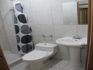 a bathroom with a toilet and a sink at Tumy house B&B in Ollantaytambo