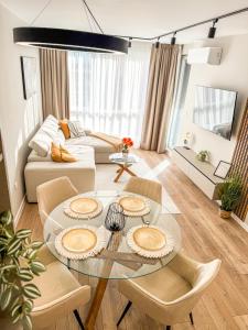 un soggiorno con tavolo e sedie in vetro di 1BR Apartment in a Modern Complex a Plovdiv