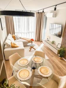 un salon avec un canapé et une table dans l'établissement 1BR Apartment in a Modern Complex, à Plovdiv 19 autres photos