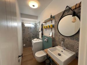 casa do cesar في ألبوفيرا: حمام مع حوض ومرحاض ومرآة